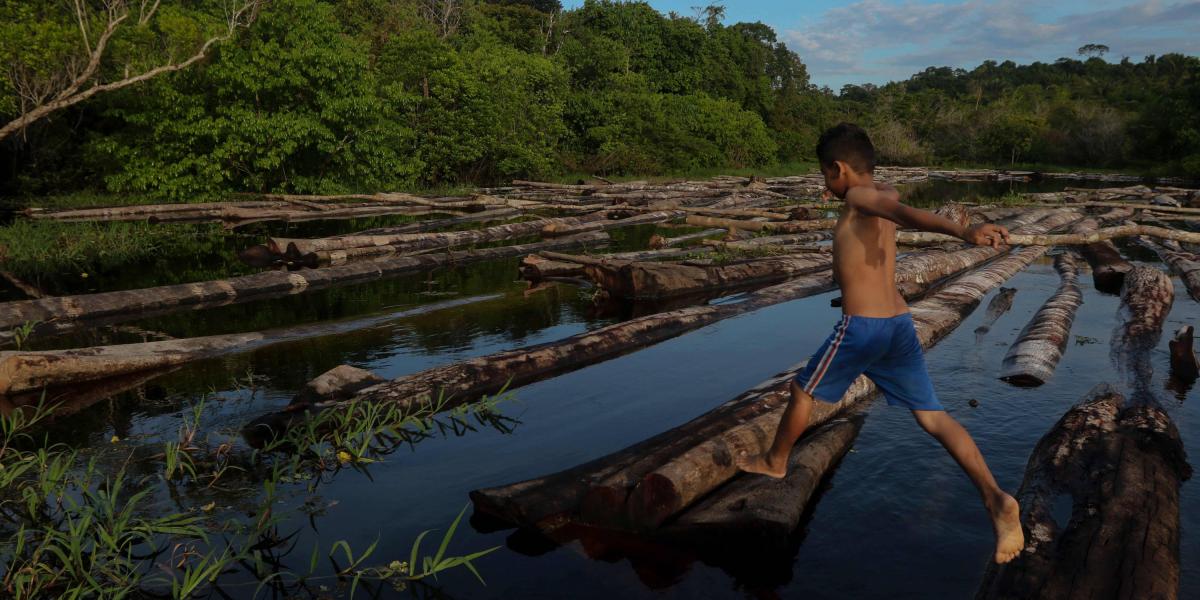 Un niño se divierte en las aguas del río Manacapuru, 
Amazonas estado en el noroeste de Brasil.