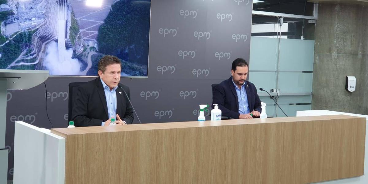 El gerente de EPM Álvaro Guillermo Rendón y el vicepresidente de Riesgos, Andrés Uribe