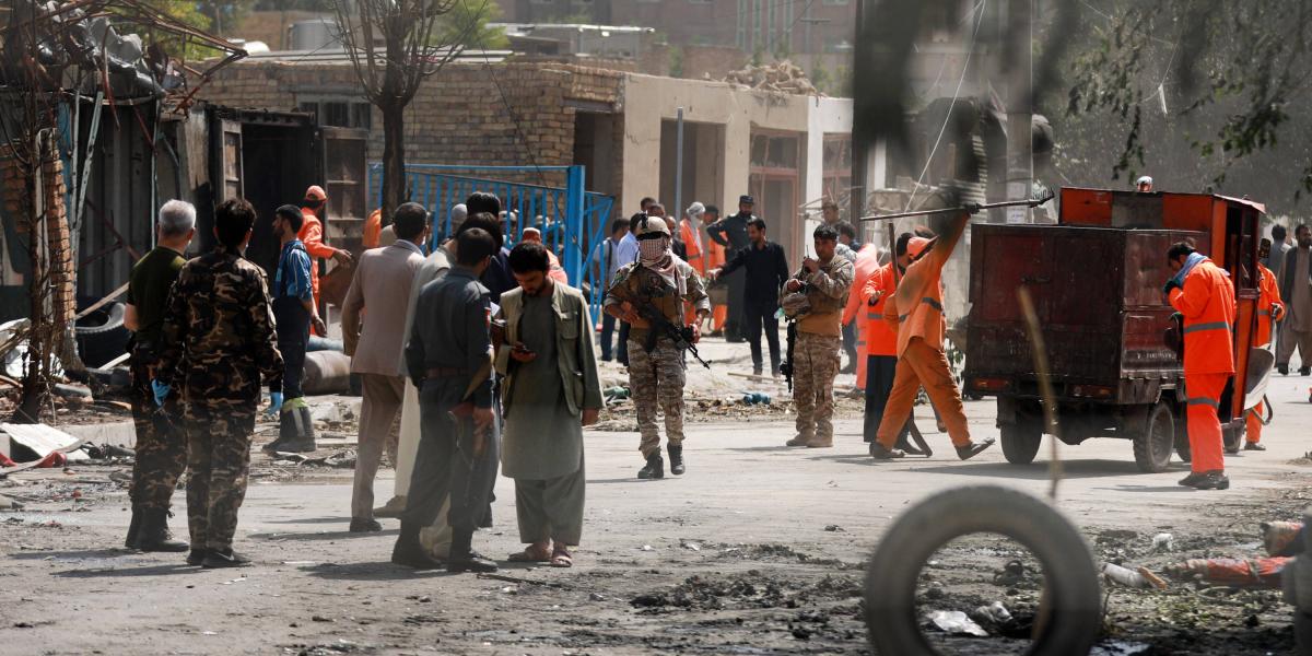 Personal de seguridad investiga la escena de la explosión consecuencia del ataque contra el vicepresidente de Afganistán.