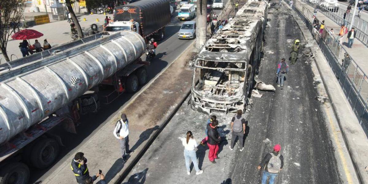 Buses de TransMilenio, incinerados en la Autopista Sur