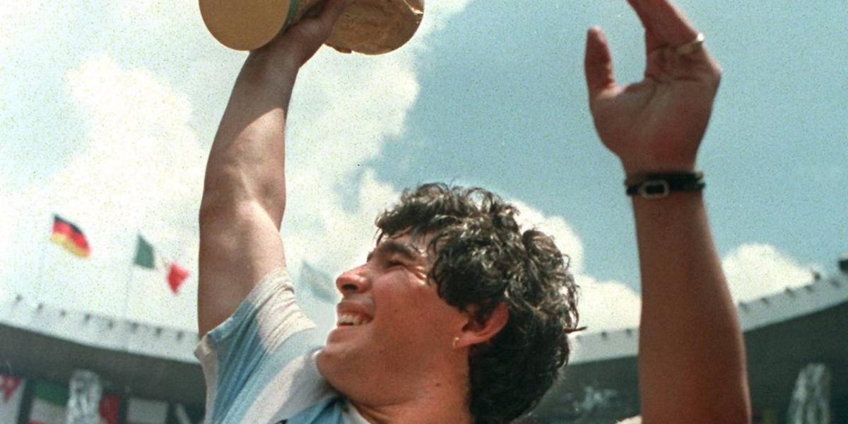 Diego Maradona levanta la Copa Mundo, en el estadio Azteca de México, en 1986.