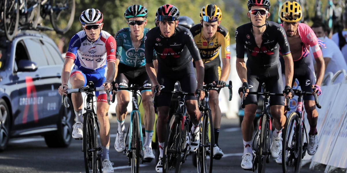 Egan Bernal entra a la meta en la etapa 15 del Tour de Francia.