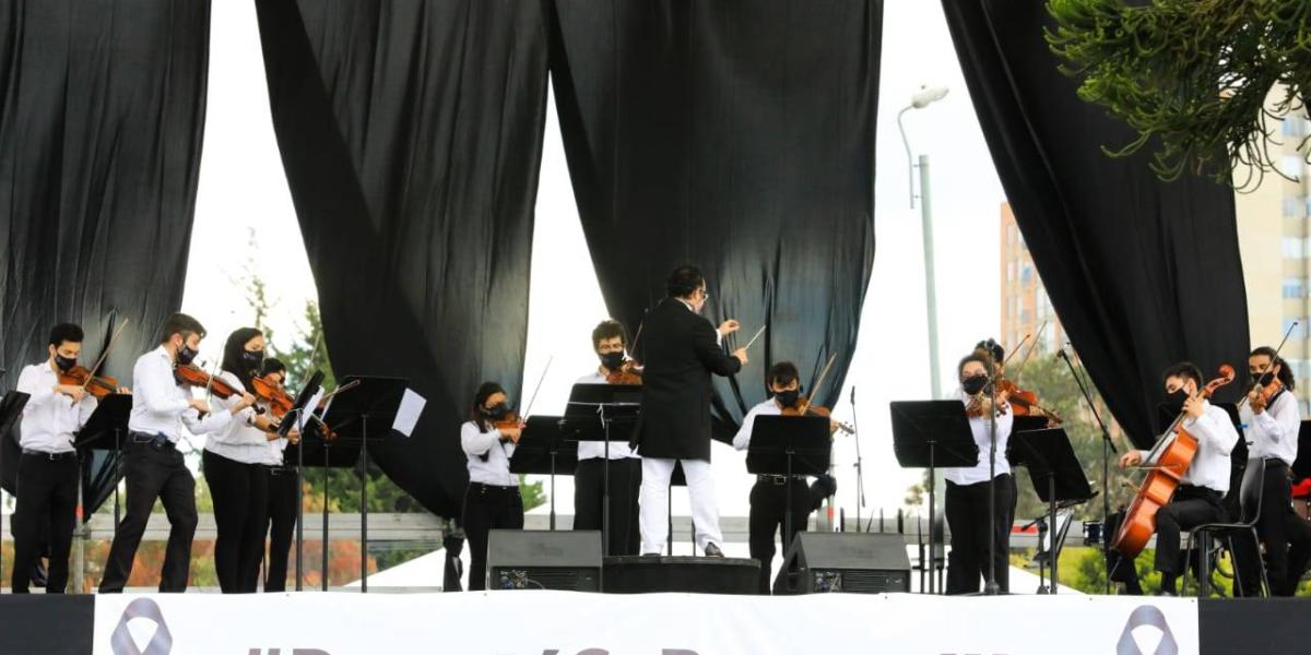 La Orquesta Filarmónica Juvenil de Cámara, integrada por 20 músicos y dirigida por el maestro Leonardo Federico Hoyos, interpretó diversas piezas para el público. También se presentó la Orquesta de la Policía Nacional .