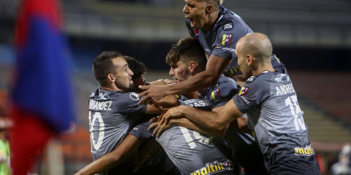 El festejo del Caracas por su primer triunfo en Colombia en juegos de Copa Libertadores.