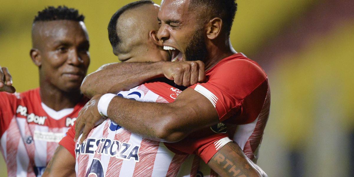 Miguel Ángel Borja (der.) celebra con sus compañeros el gol de la victoria de Junior contra Barcelona, en Guayaquil.