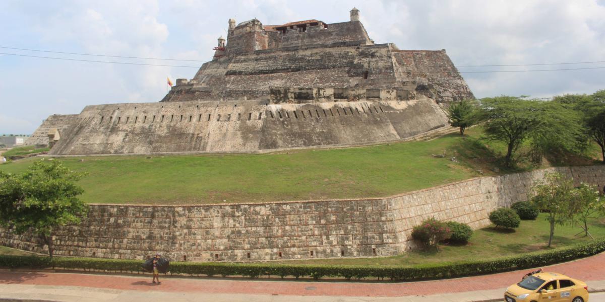Los turistas que visitan el castillo de San Felipe de Barajas dejan al país unos 11.000 millones de pesos al año. En tanto, los baluartes en las murallas de Cartagena son alquilados por bares al aire libre y para eventos sociales.