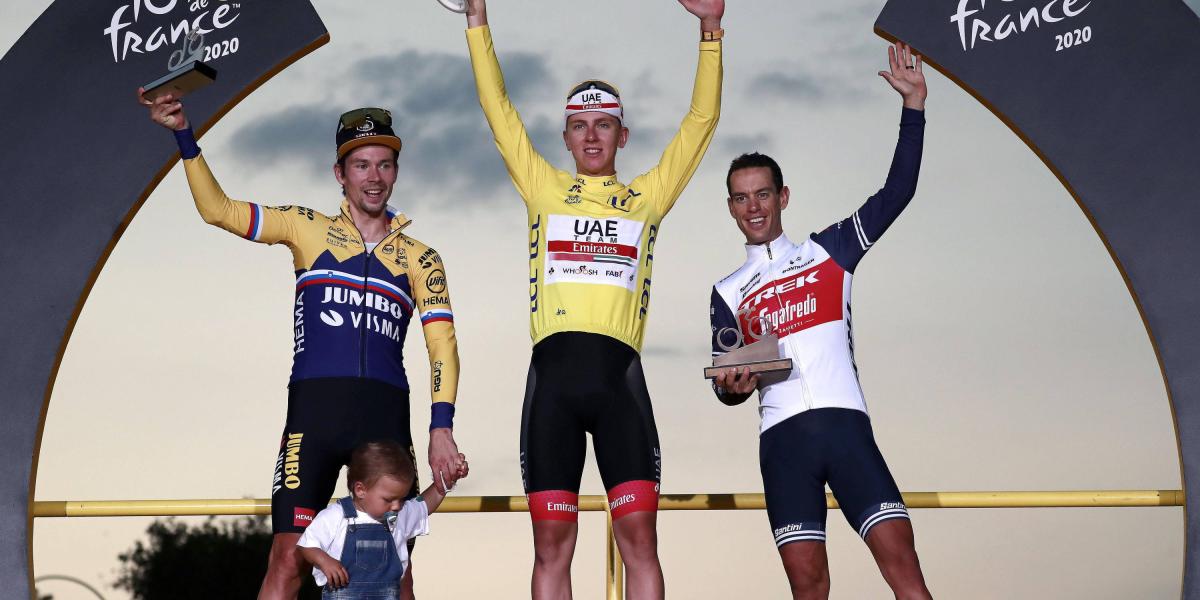 Primoz Roglic (der., segundo), Tadej Pogacar (centro, campeón),; Richie Porte, tercero, los mejores del Tour de Francia.