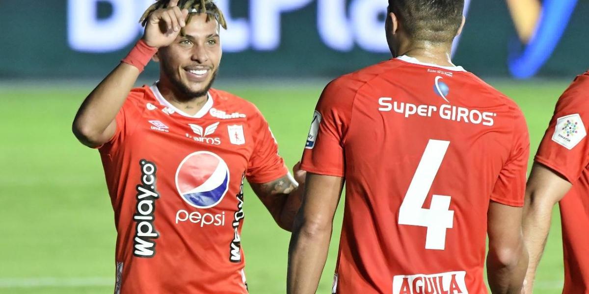 Duván Vergara celebra su gol con Carlos Sierra.