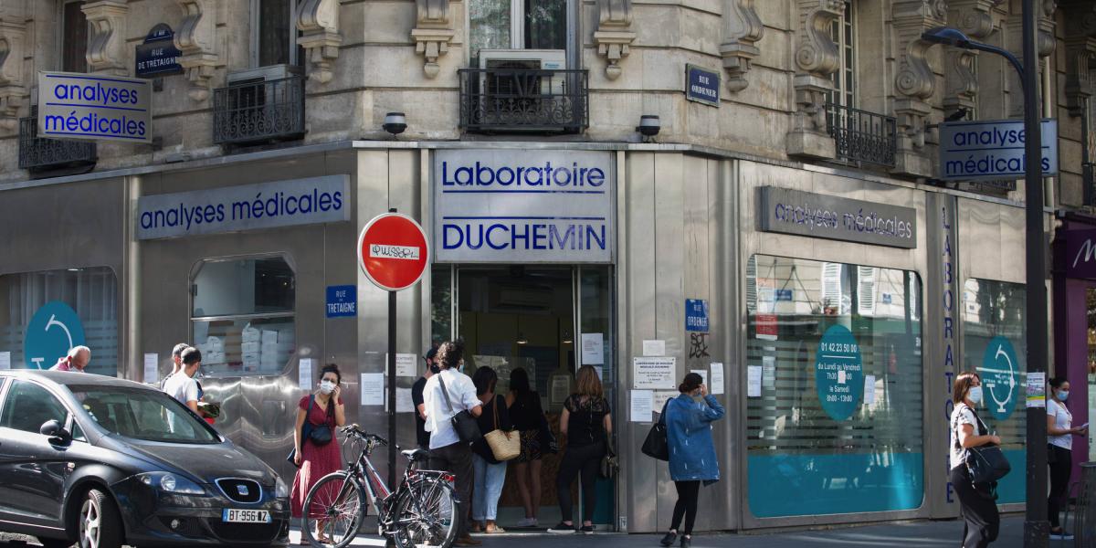 En París, los ciudadanos hacían fila este lunes para hacerse la prueba de covid-19 en un centro autorizado en la ciudad.