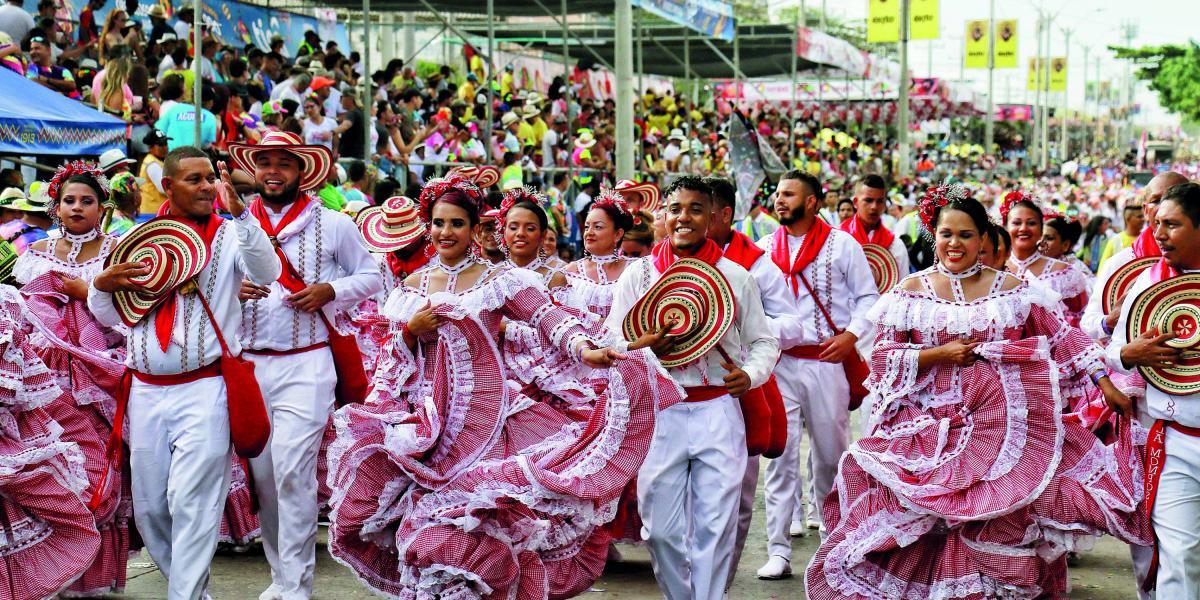 A los desfiles de Carnaval en la vía 40 asisten miles de ciudadanos y turistas.