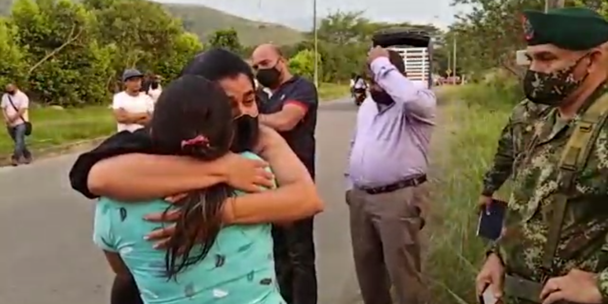 Así fue el encuentro entre la familia de Juliana Giraldo y la del soldado que le disparó.