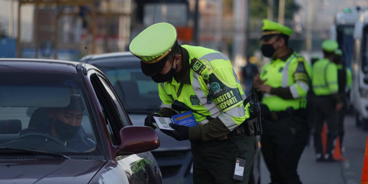 Qué pueden hacer y qué no los policías de tránsito cuando me paran?