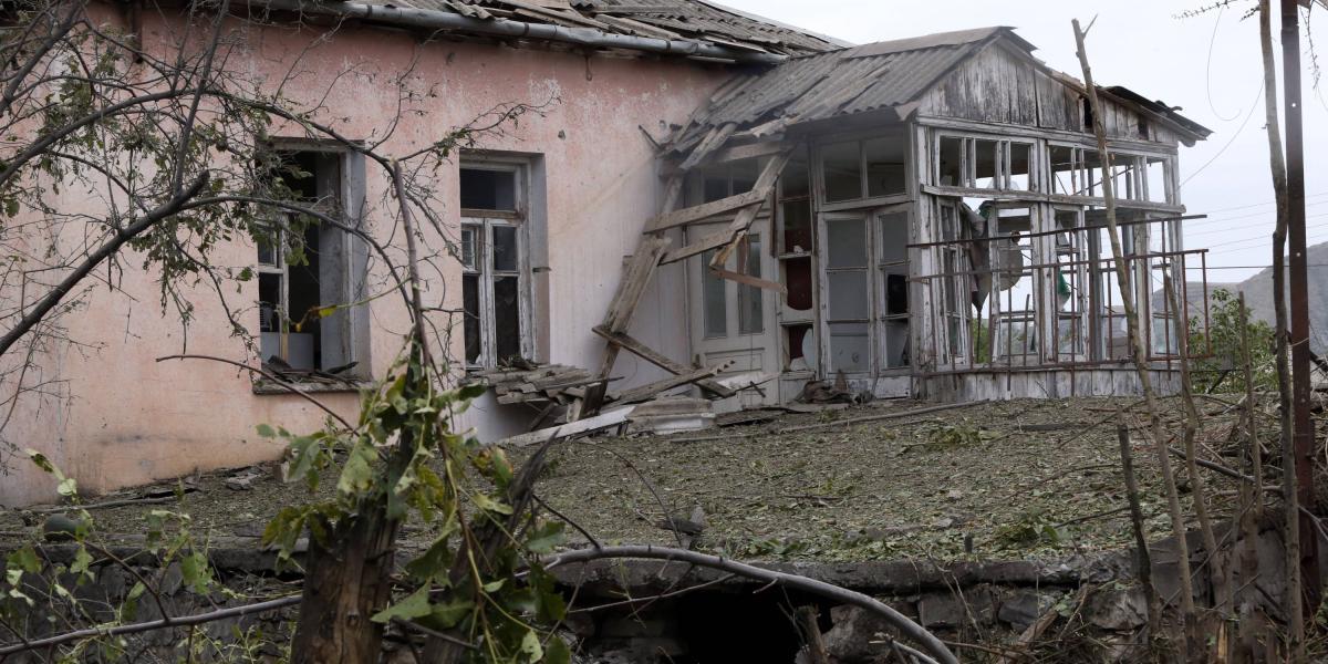 Casa dañada en la ciudad de Martuni, en la autoproclamada República de Nagorno-Karabaj, tras un reciente bombardeo de las fuerzas de Azerbaiyán.