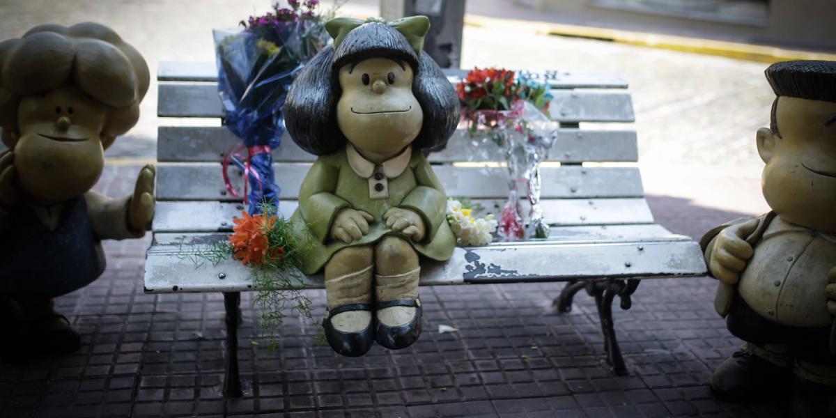 Admiradores de la obra de Quino empiezan a rodear de flores la estatua de su personaje emblemático, Mafalda, al saber de su fallecimiento.