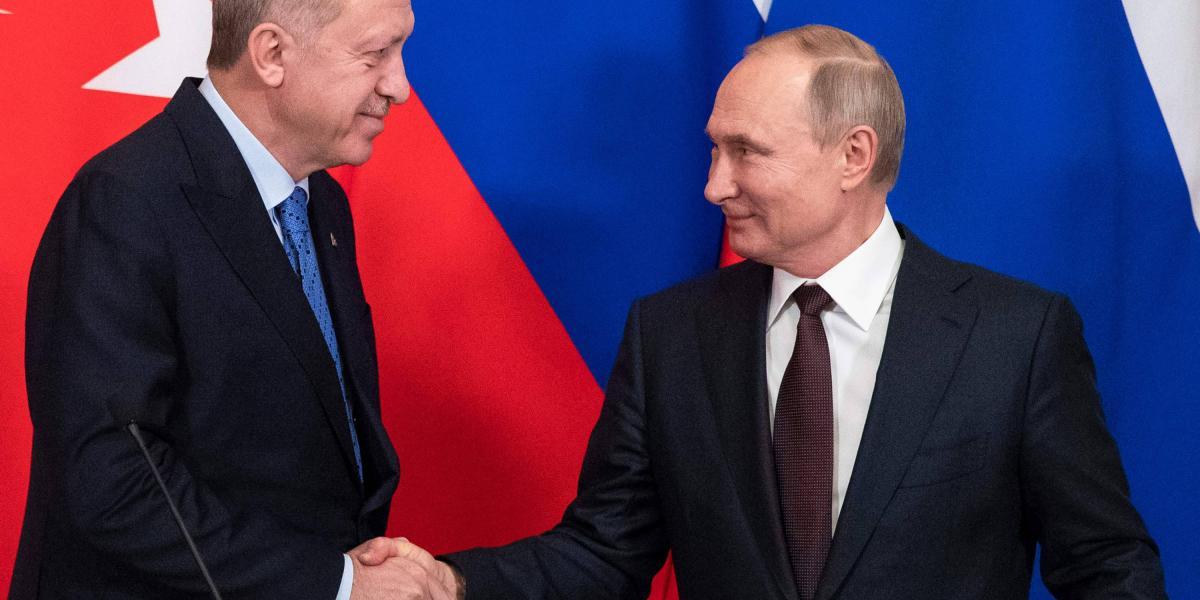 Las relaciones militares y políticas entre Turquía y Rusia han sido cercanas en los últimos años, debido a algunos intereses compartidos