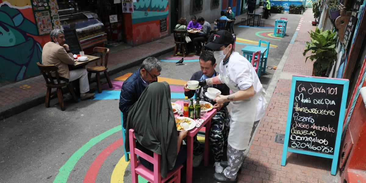 La estrategia ‘Bogotá a cielo abierto’ ha reactivado 6.900 restaurantes, con 400.000 clientes.