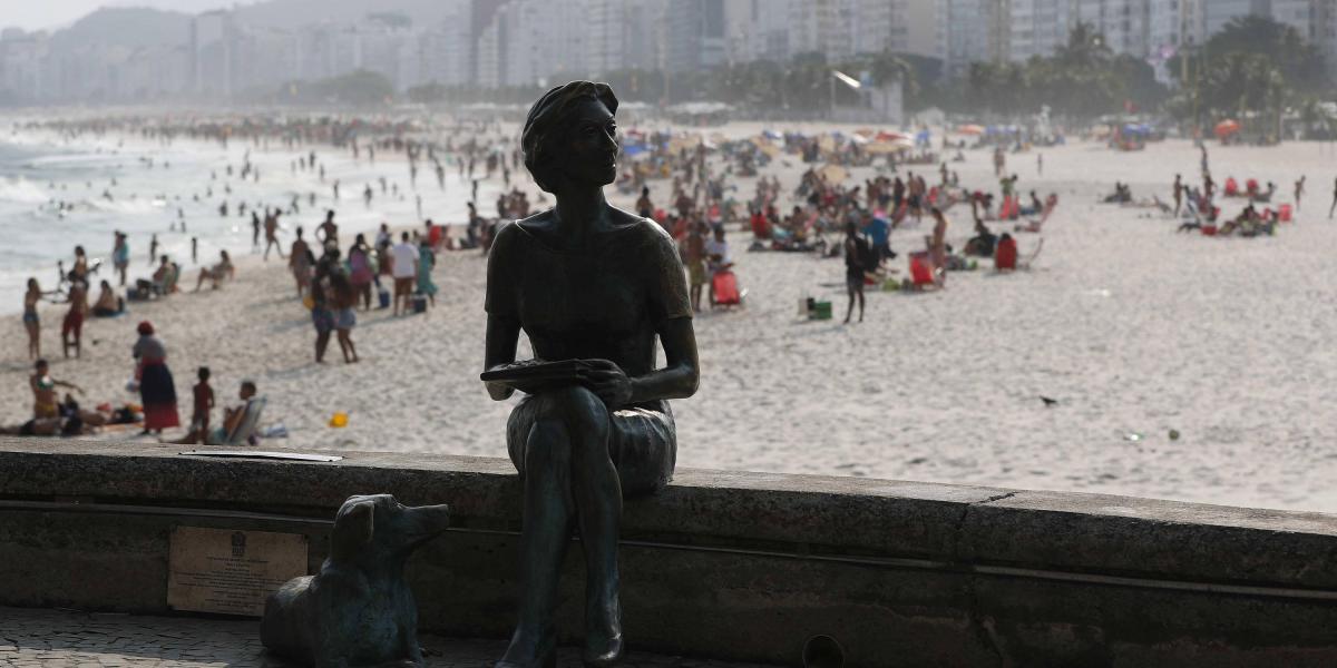 Estatua de la escritora brasileña Clarice Lispector en Río de Janeiro.