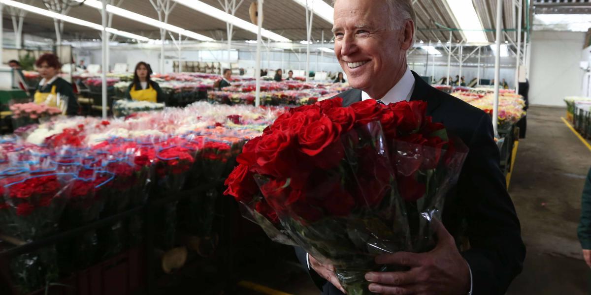 Biden recuerda que ha viajado varias veces a Colombia. En 2013 visitó un cultivo de flores cerca de Bogotá. Foto: ETCE