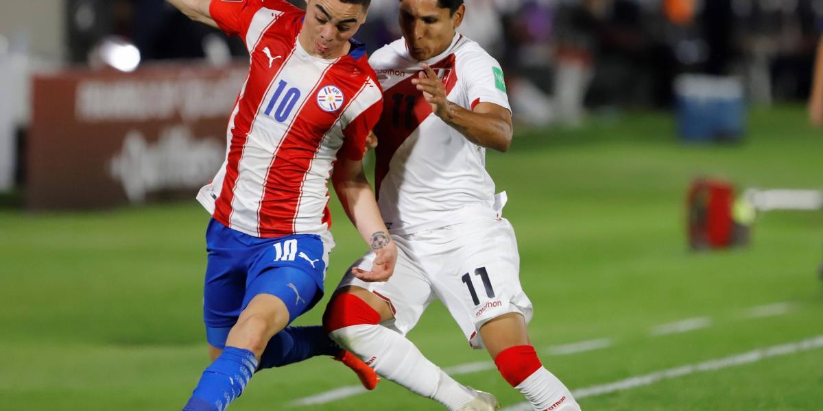 Acción de juego del partido entre Paraguay y Perú.