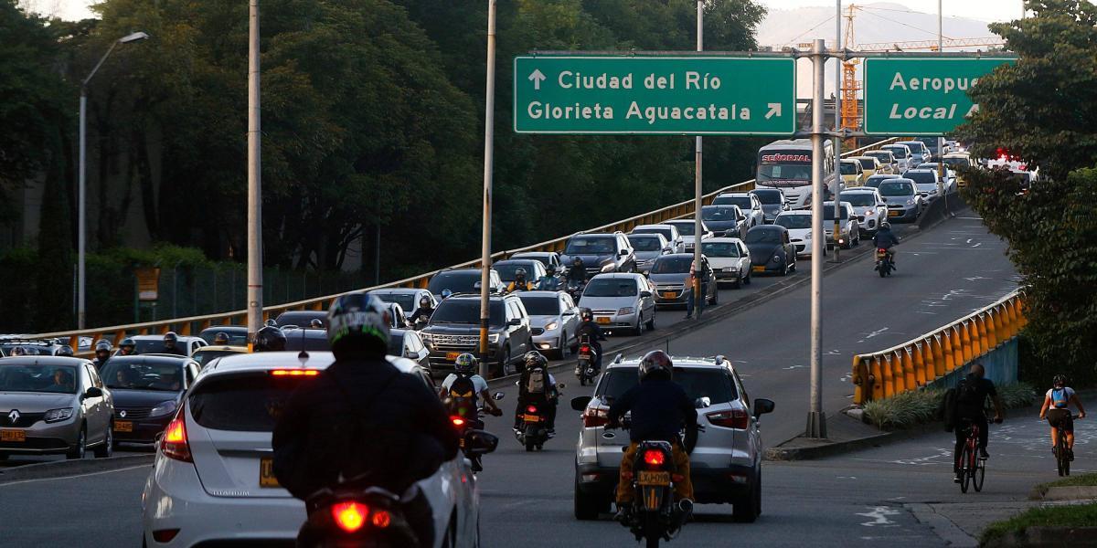 El número de automotores en Medellín se incrementa a una media de 100.000 por año. Autoridades contemplan alternativas al pico y placa