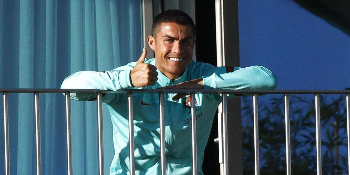 Cristiano Ronaldo, en el balcón de su habitación.