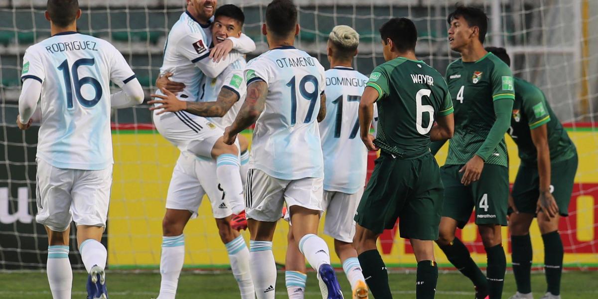 Los jugadores de Argentina celebran el gol.