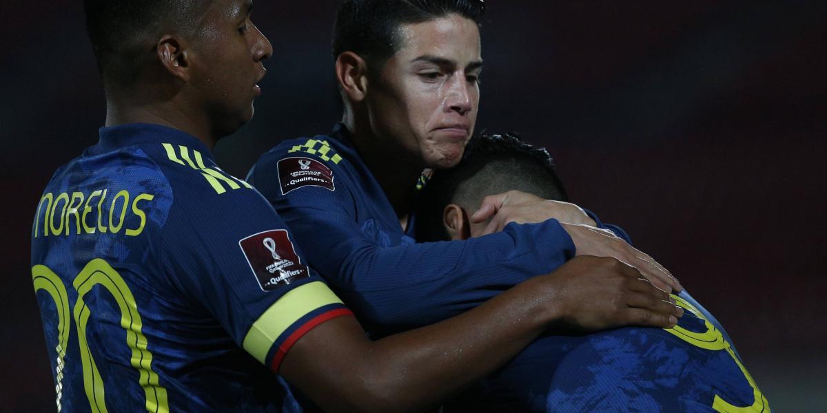 James Rodríguez abraza a Falcao.