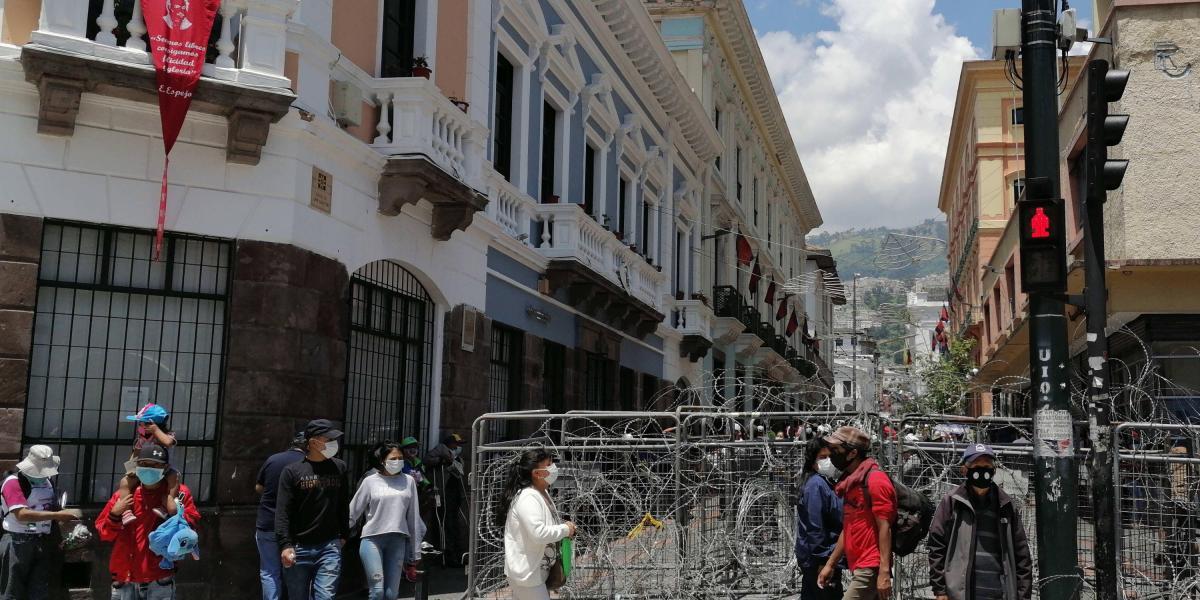 Las niñas fueron halladas deambulando en Quito.
