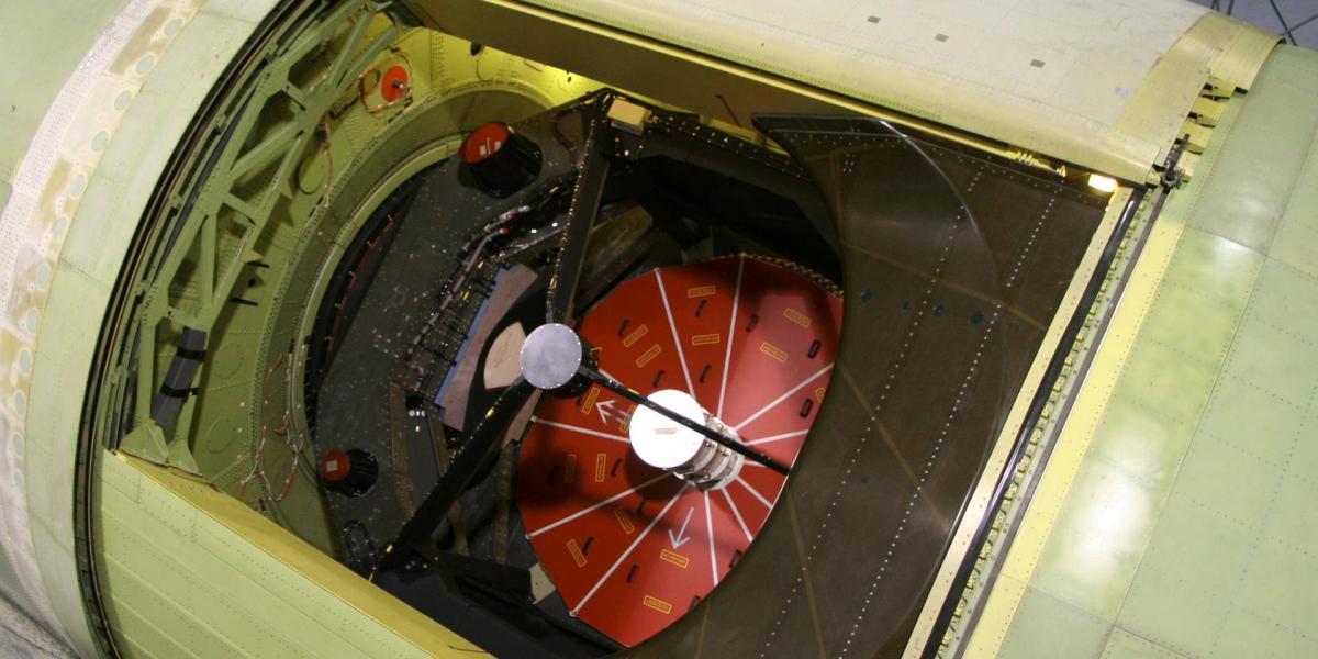 El telescopio de fabricación alemana que es el corazón del Observatorio Estratosférico de Astronomía Infrarroja de la Nasa, ubicado en el fuselaje trasero del observatorio aerotransportado SOFIA 747.