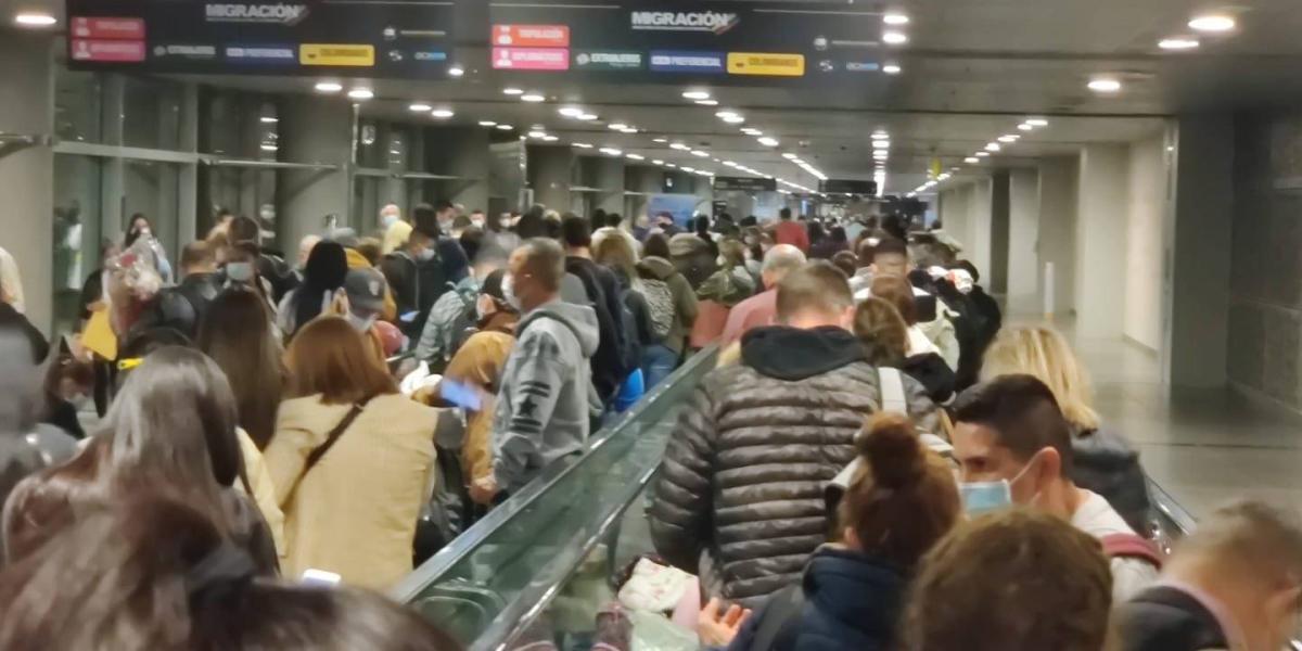 En redes sociales se vieron imágenes de aglomeraciones en el aeropuerto El Dorado.