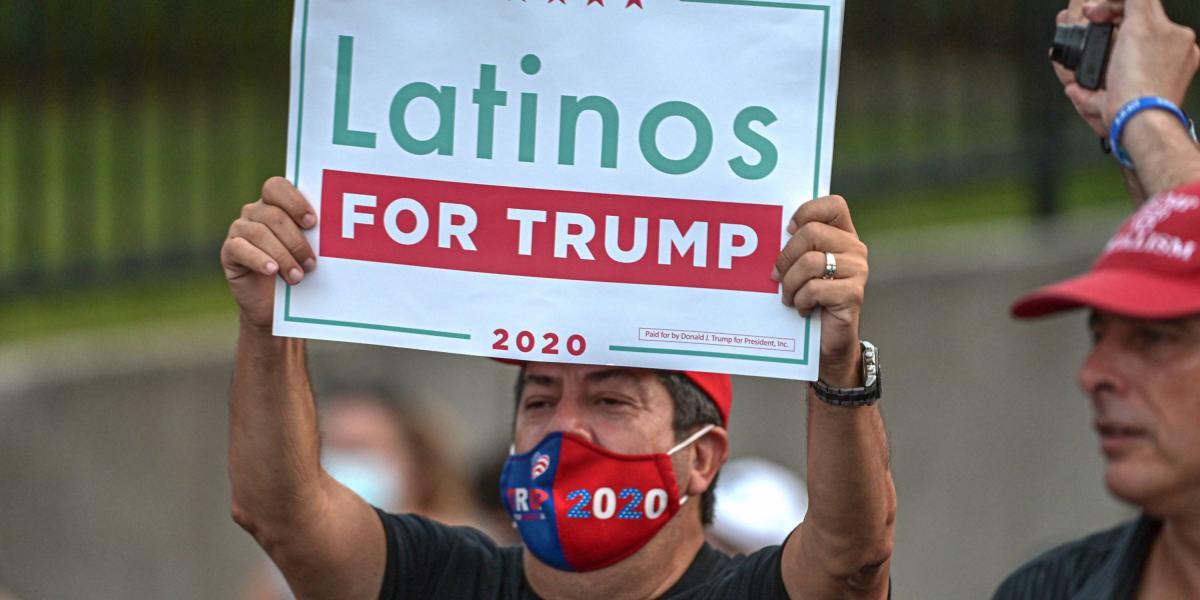 Una hombre sostiene una pancarta de "Latinos for Trump" este, martes 27 de octubre, durante el mitin de Ivanka Trump, hija y asesora del presidente y candidato republicano a la presidencia de Estados Unidos en Miami, Florida.