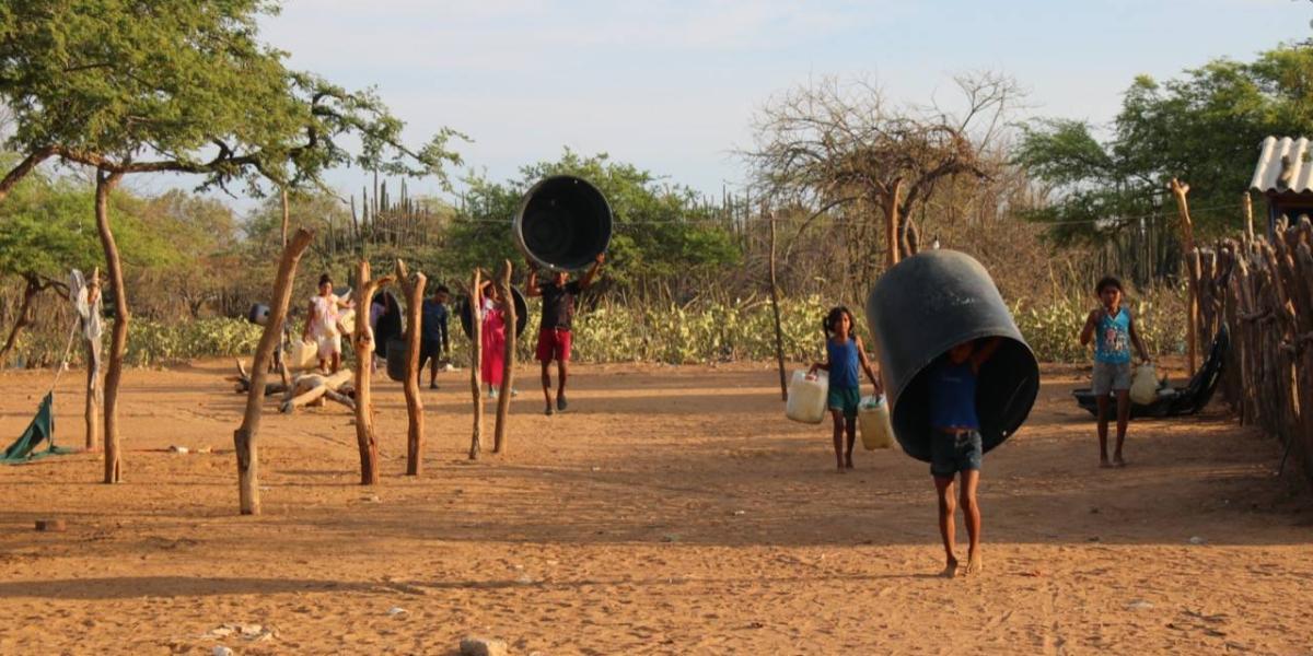 Niños en La Guajira caminan largas distancias en busca de agua.