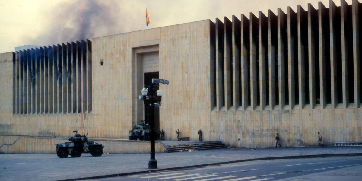 Escenas de la  toma realizada por la guerrilla del M-19 al 
Palacio de Justicia el 6 de Noviembre de 1985 en Bogotá.