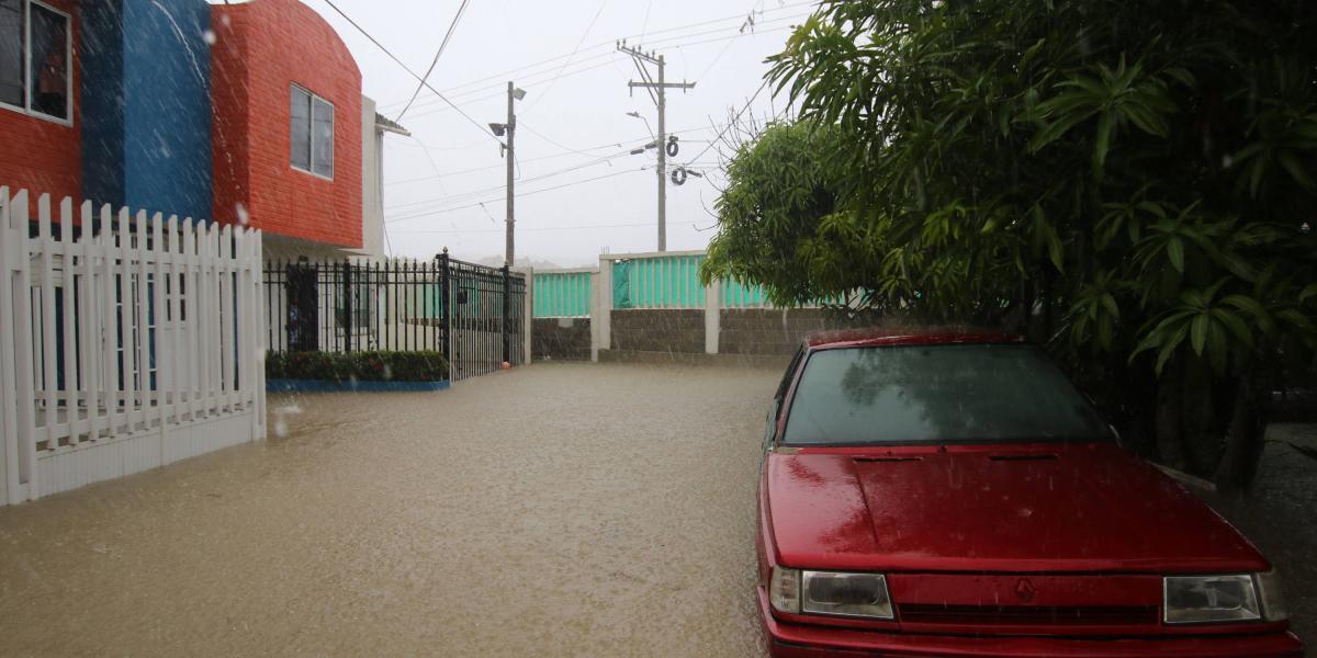 Las corrientes de agua, por lluvias, han inundado últimamente varios sectores, como este de la urbanización de Villas de la Colina.