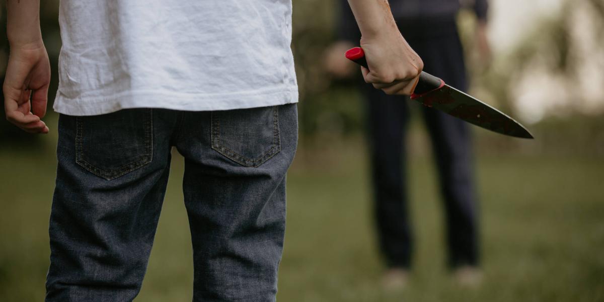 Indignación por niño a quien le enseñan a usar cuchillo para pelear