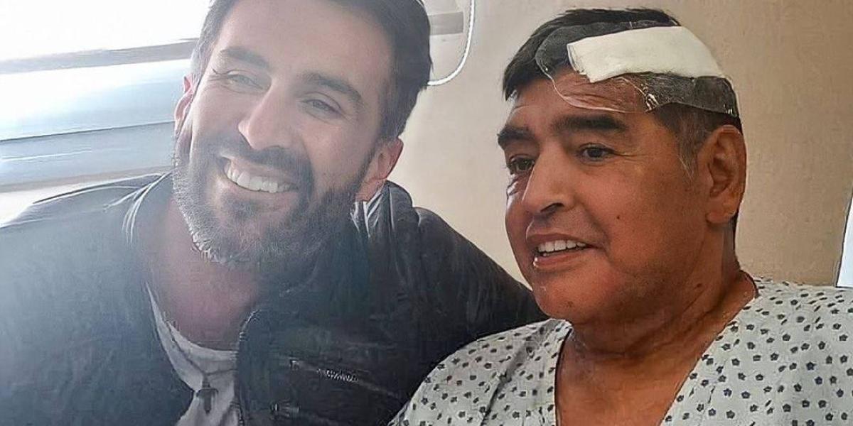 Primera imagen de Diego Maradona, después de su operación y junto a su médico Leopoldo Luque.