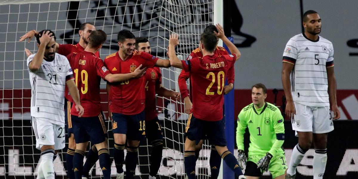 Los jugadores de España celebran uno de los goles contra Alemania.
