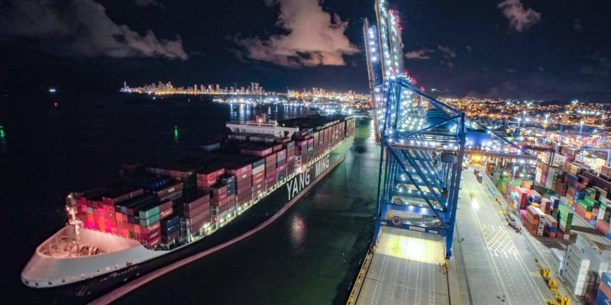 Este buque de portacontenedores panameño atracó en la terminal portuaria de la Ciudad Heroica y  ha sido el de mayor capacidad de carga que ha recalado en el puerto.