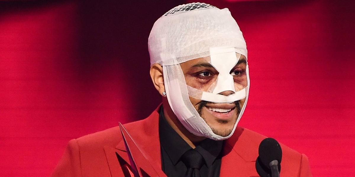 The Weeknd, cuando subió a revivir uno de los premios American Music Awards, maquillado como si estuviera herido y envuelto en vendas.