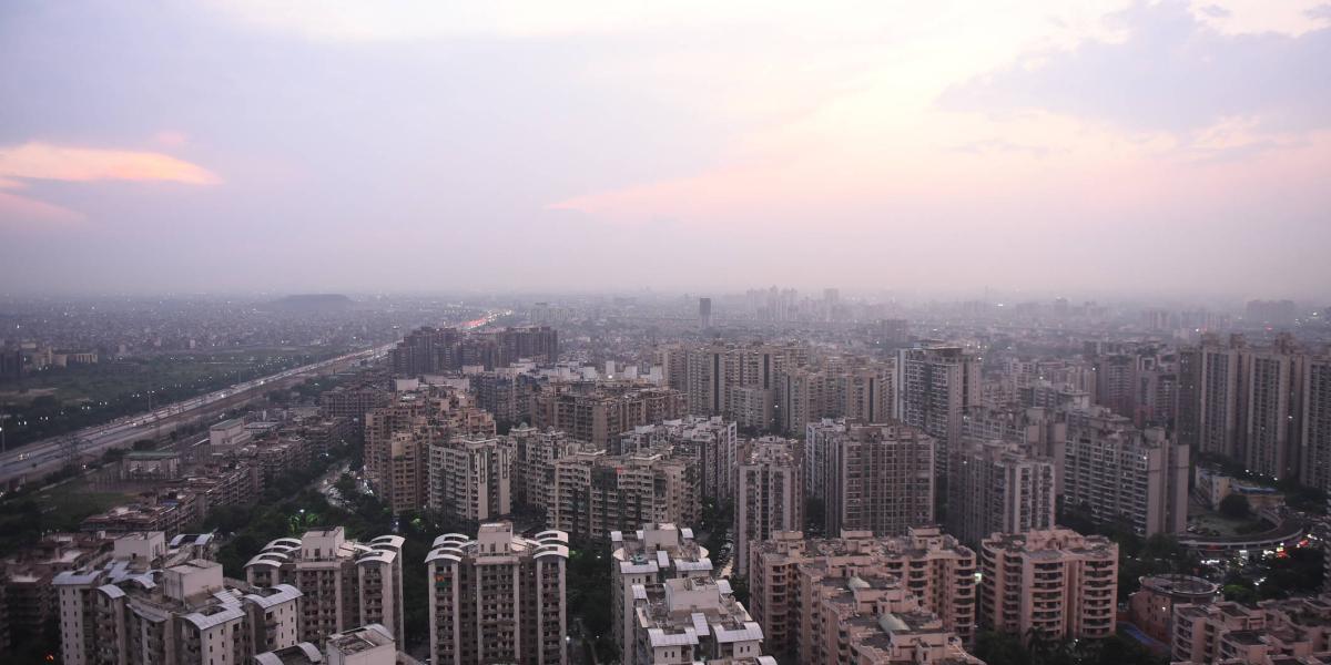 Asia 

El continente fue uno de los grandes orígenes de contaminación del aire en el mundo en 2019. Específicamente con países como India, que cuenta con 26 ciudades de las 50 primeras en el ranking, y China, que cuenta con 14. 

La ciudad industrial india de Ghaziabad tiene el poco reconfortante ‘título’ como la ciudad más contaminada del mundo, con un índice promedio de calidad del aire (AQI) de 110.2. El segundo puesto es para Jotán, en China, que tiene 110.1 como índice de AQI.