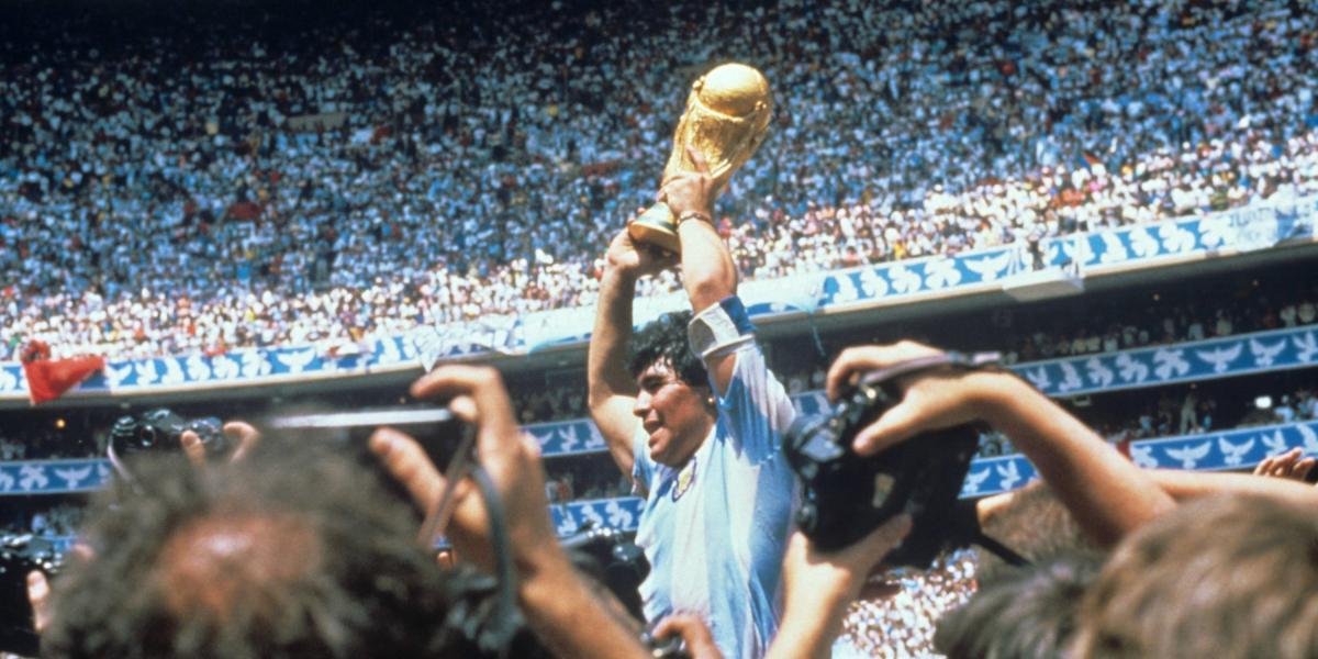 Diego Maradona levantando la Copa Mundial.