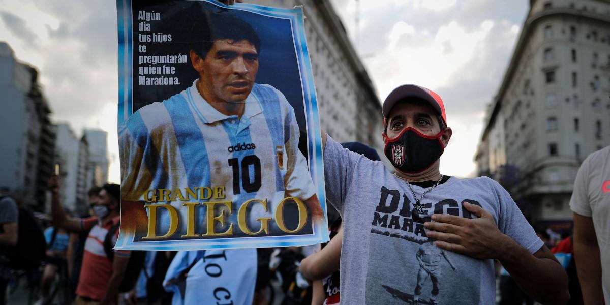 Hinchas argentinos se reunieron en el Obelisco para despedir a Diego Armando Maradona.