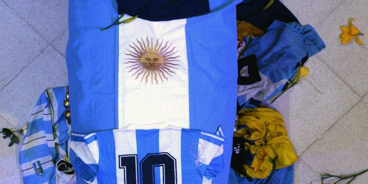 Imagen del féretro de Diego Maradona.