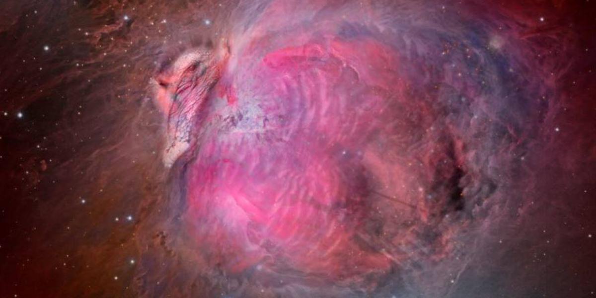 Es la Gran Nebulosa en Orión con algunos ajustes hechos por el astrofotógrafo Eric Coles para darle la apariencia de un pavo en honor al protagonista del menú de la cena más tradicional del año en Estados Unidos.