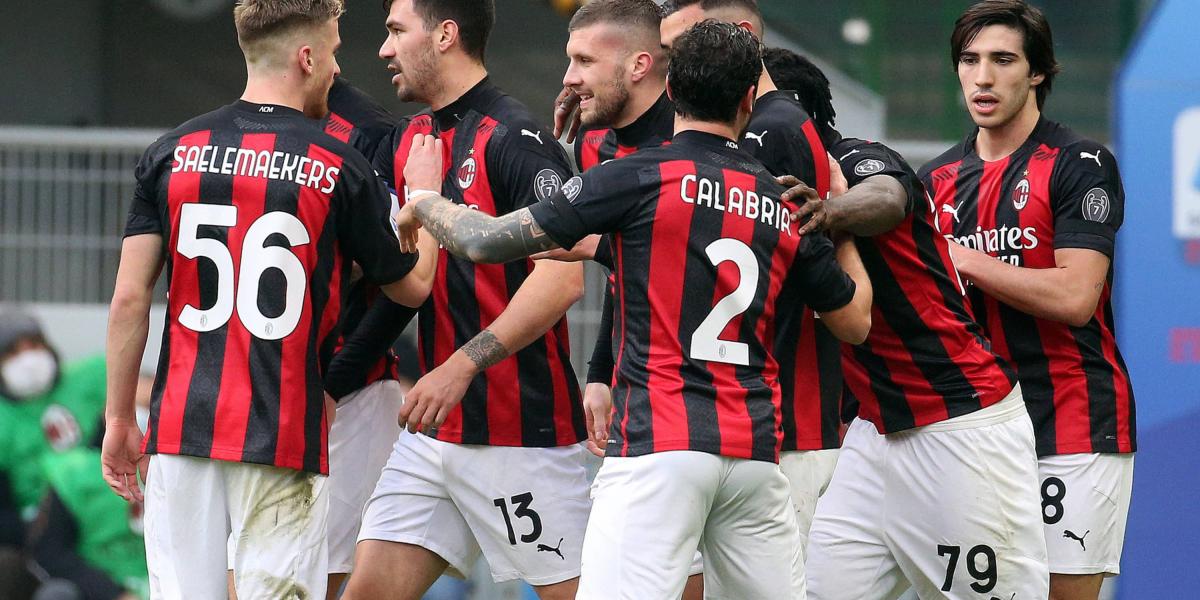 Los jugadores del AC Milan celebran el segundo gol.