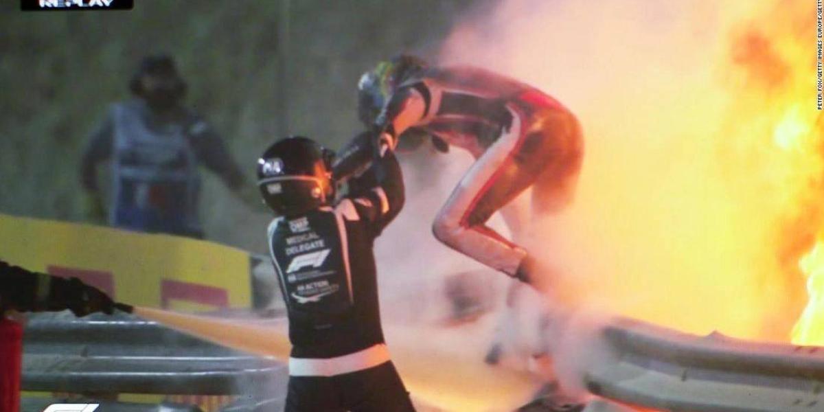 Romain Grosjean sale corriendo de las llamas.
