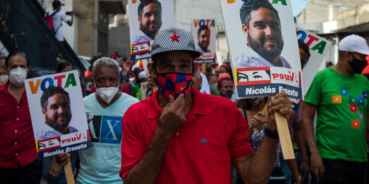 Seguidores de Nicolás Ernesto Maduro Guerra, hijo del presidente de Venezuela, Nicolás Maduro Moro, hacen campaña para las legislativas del 6 de diciembre.