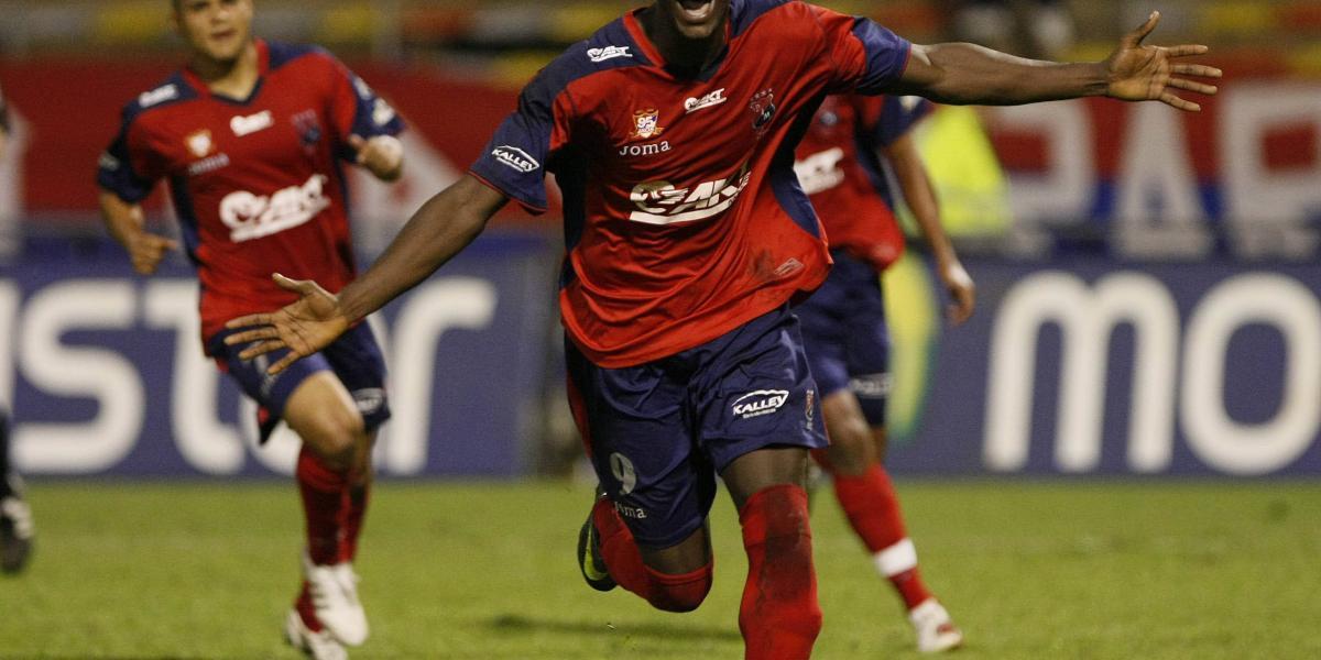 Jackson Martínez debutó como profesional en el Medellín, el 3 de octubre de 2004. Se despidió como campeón en 2009. Jugó 158 partidos y marcó 61 goles. Datos de Carlos Forero.
