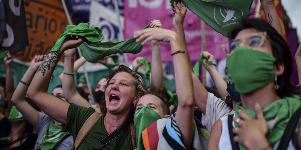 Manifestantes celebran con pañuelos verdes, el símbolo de los activistas pro-aborto, frente al Congreso argentino en Buenos Aires este viernes, luego de que los legisladores aprobaran un proyecto de ley para legalizar el aborto.