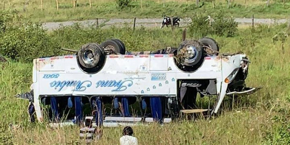 En bus quedó totalmente volcado, tras el accidente que hasta el momento deja cinco personas fallecidas.